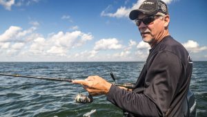 What characteristics make a good spinning rod and reel outfit for walleye fishing?